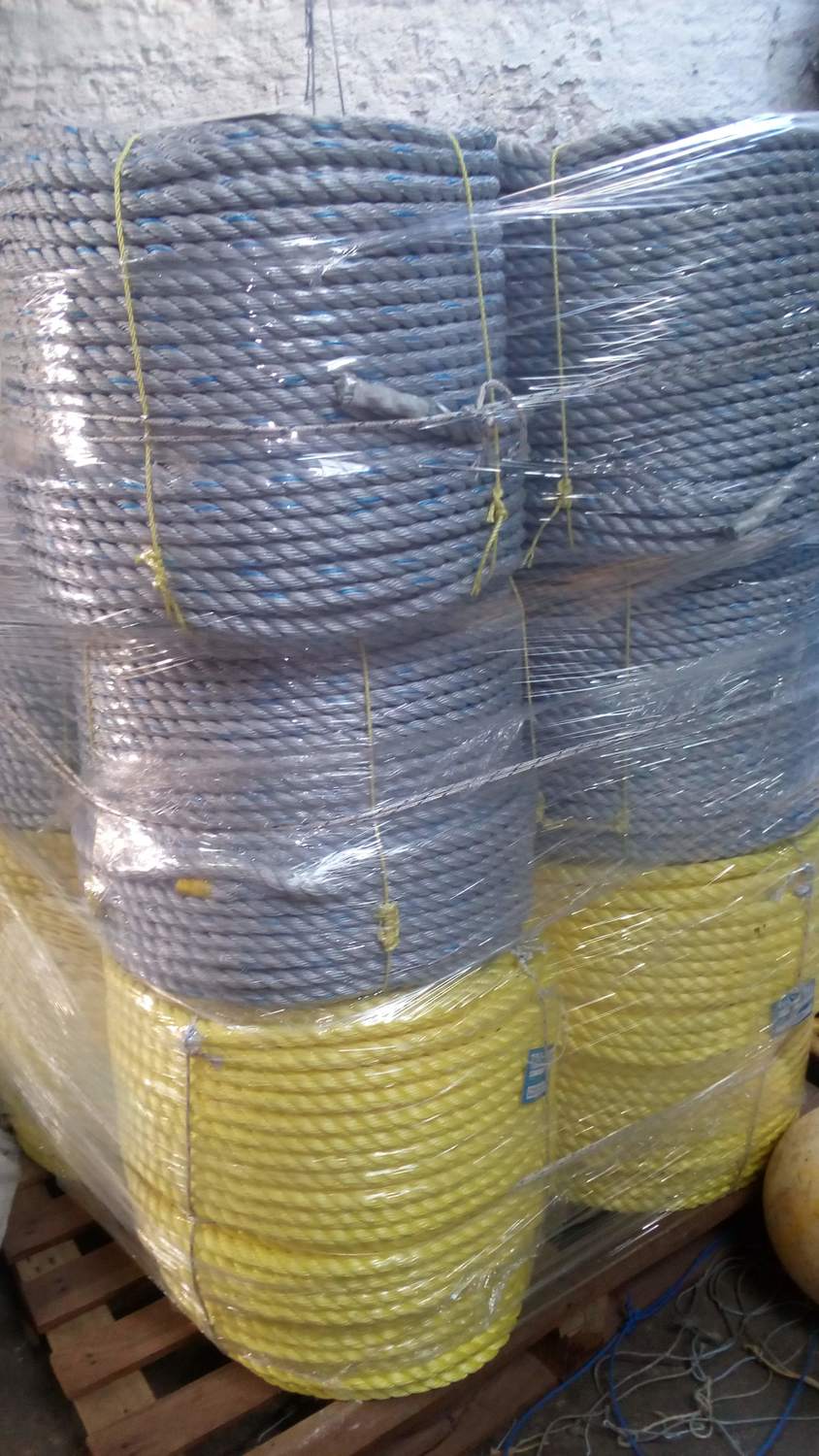 Hilos, cordeles y cabos trenzados de todas las medidas y grosores. Alta resistencia y grosor. Somos importadores directos, venta por rollos completos.